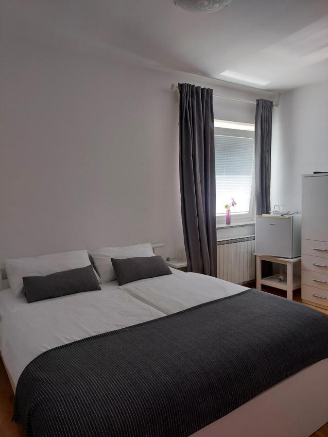 Guesthouse Pri Mihelovih Sezana Bagian luar foto