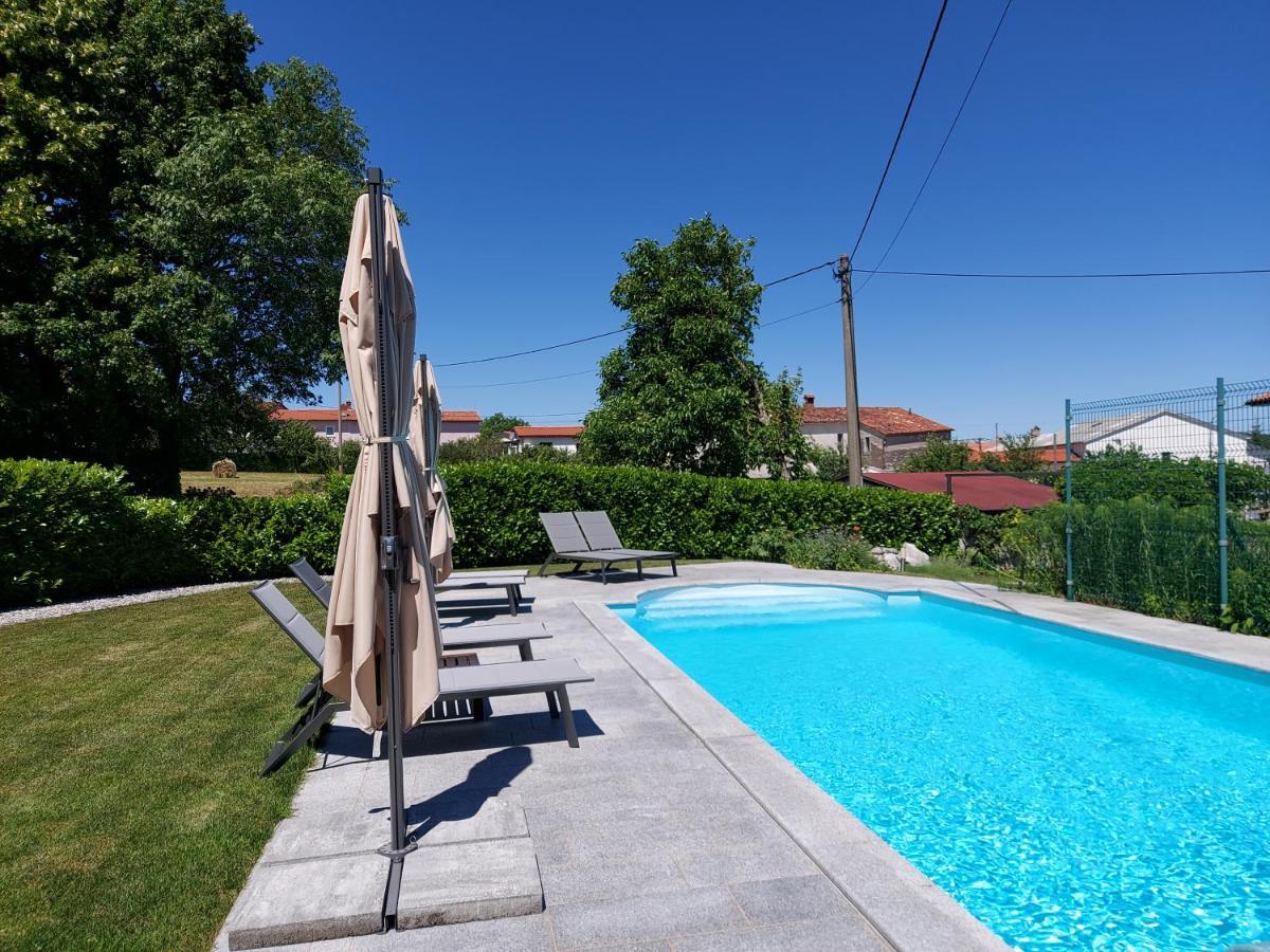 Guesthouse Pri Mihelovih Sezana Bagian luar foto