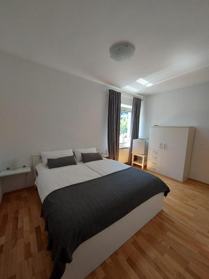 Guesthouse Pri Mihelovih Sezana Bagian luar foto