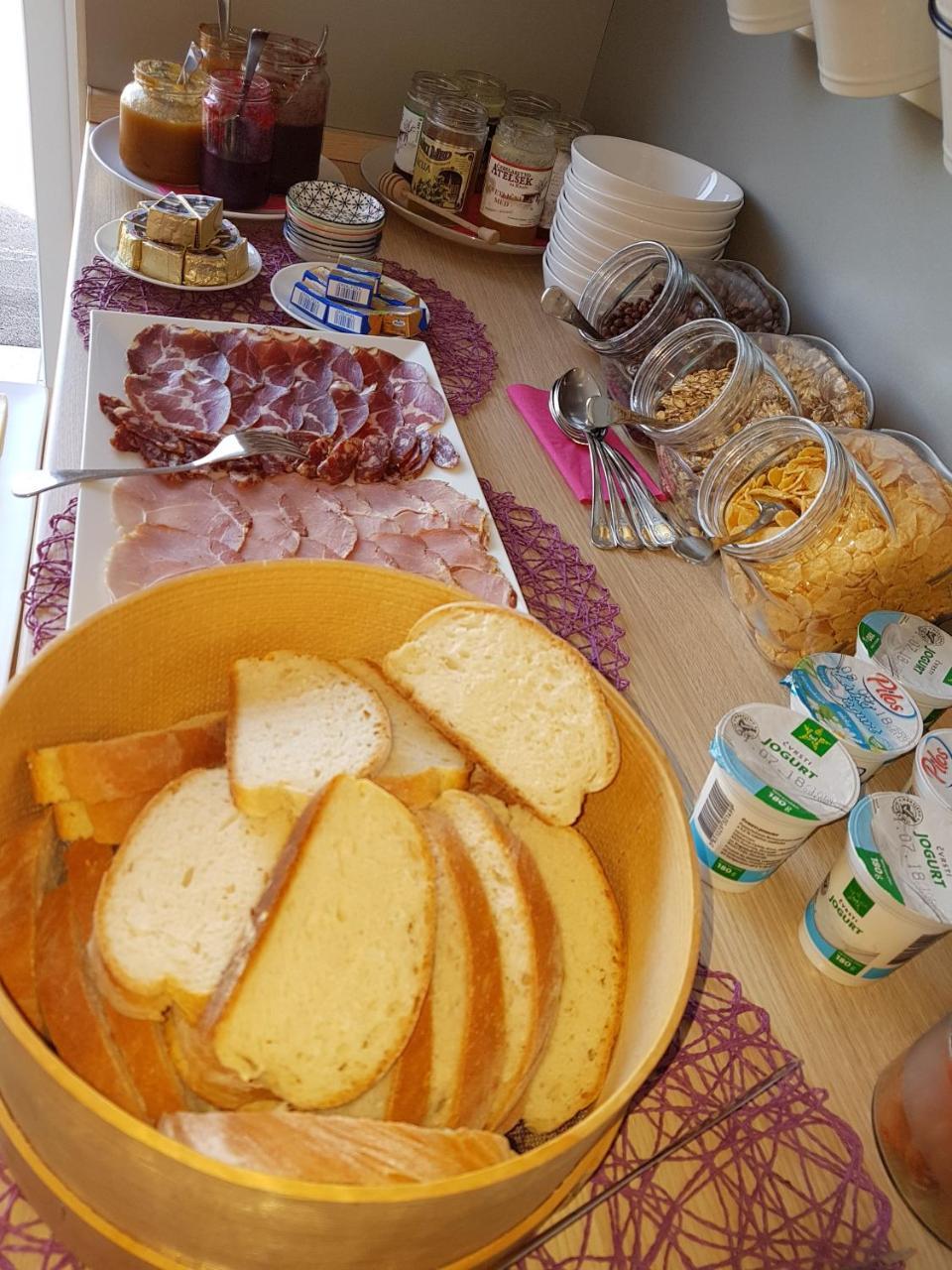 Guesthouse Pri Mihelovih Sezana Bagian luar foto